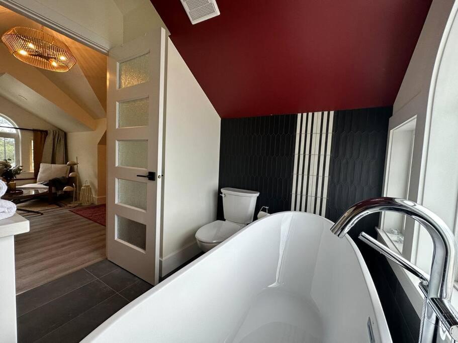 Heritage-Inspired Guesthouse - Luxe Bath & Elegant Ceilings Edmonton Eksteriør billede