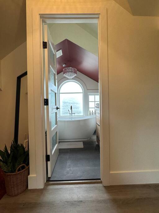 Heritage-Inspired Guesthouse - Luxe Bath & Elegant Ceilings Edmonton Eksteriør billede