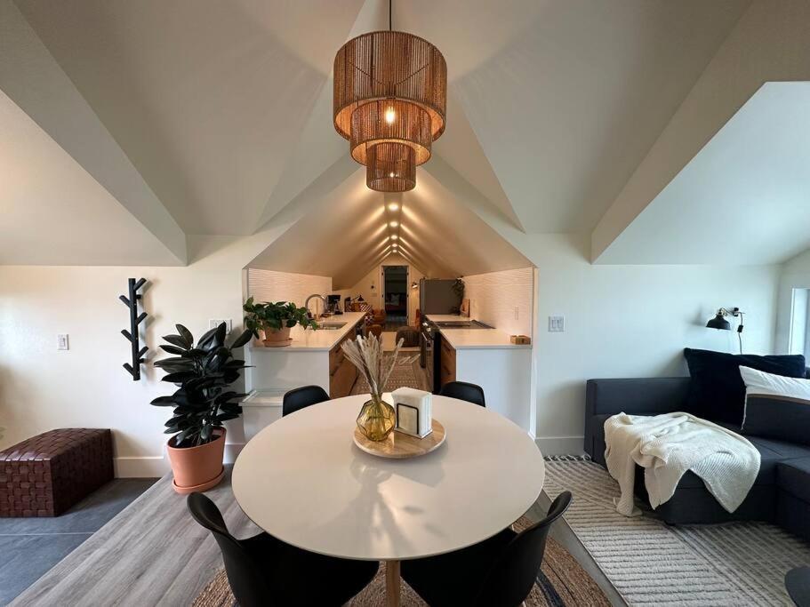 Heritage-Inspired Guesthouse - Luxe Bath & Elegant Ceilings Edmonton Eksteriør billede