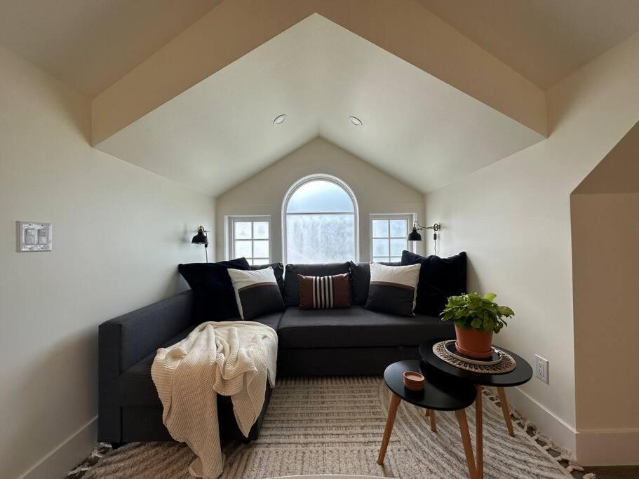 Heritage-Inspired Guesthouse - Luxe Bath & Elegant Ceilings Edmonton Eksteriør billede