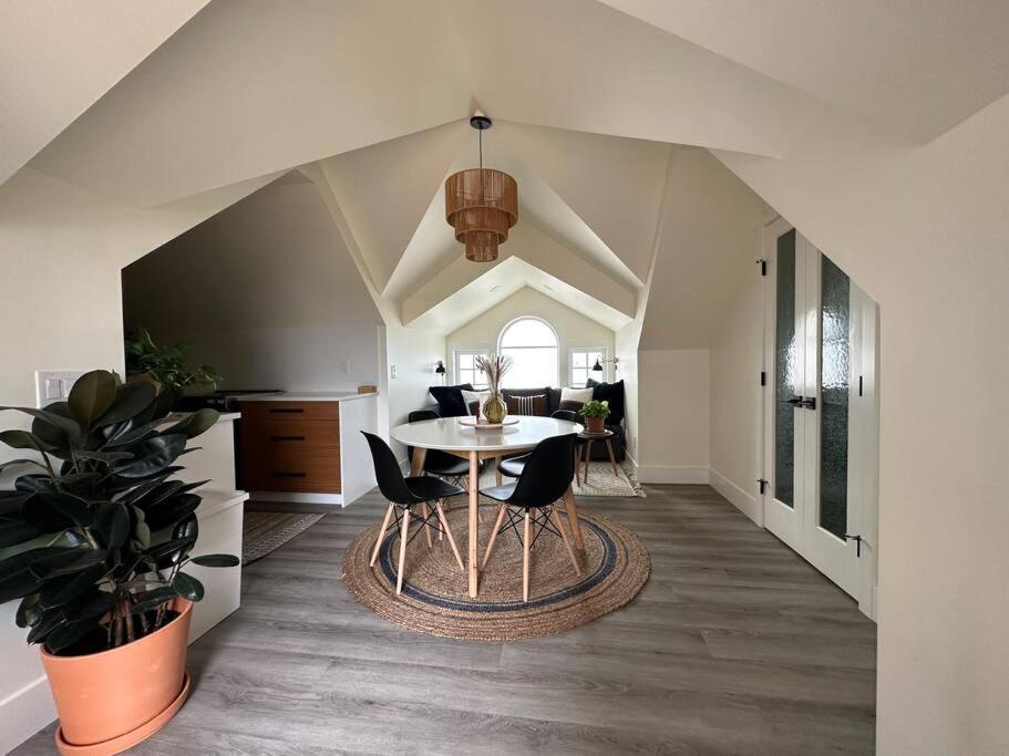 Heritage-Inspired Guesthouse - Luxe Bath & Elegant Ceilings Edmonton Eksteriør billede