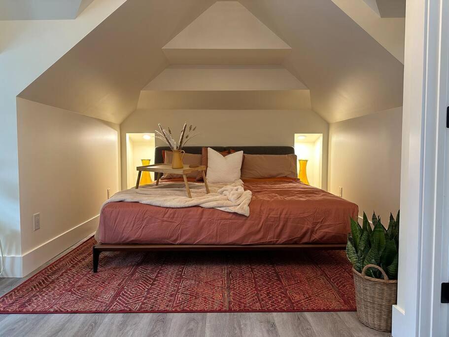 Heritage-Inspired Guesthouse - Luxe Bath & Elegant Ceilings Edmonton Eksteriør billede
