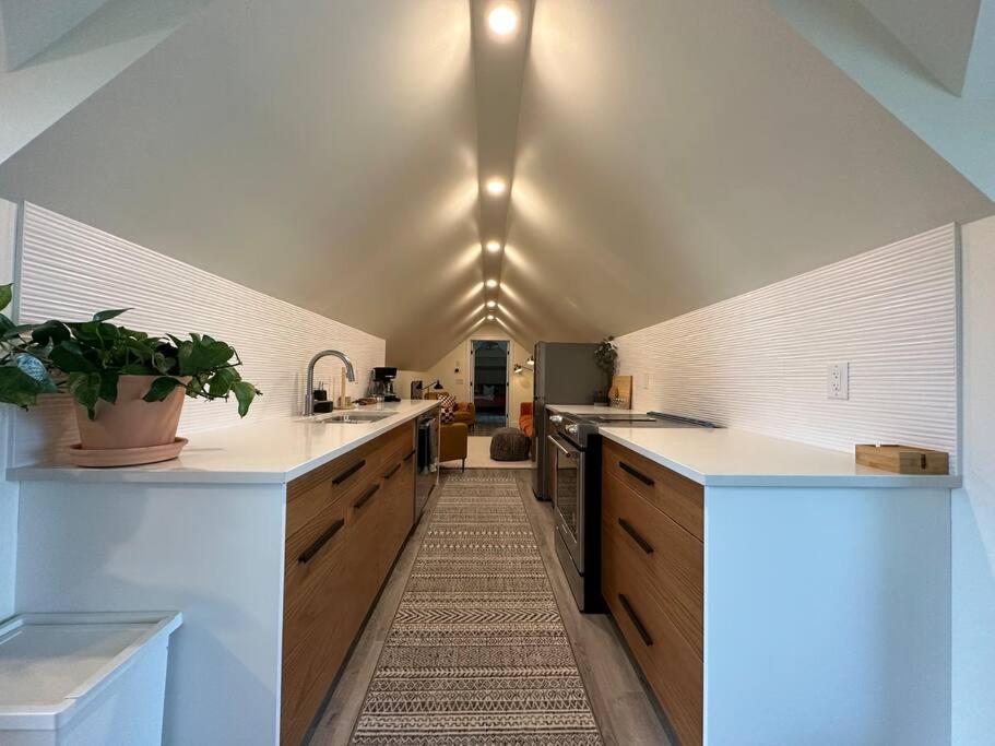 Heritage-Inspired Guesthouse - Luxe Bath & Elegant Ceilings Edmonton Eksteriør billede