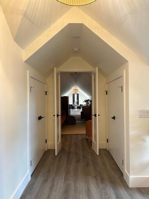 Heritage-Inspired Guesthouse - Luxe Bath & Elegant Ceilings Edmonton Eksteriør billede