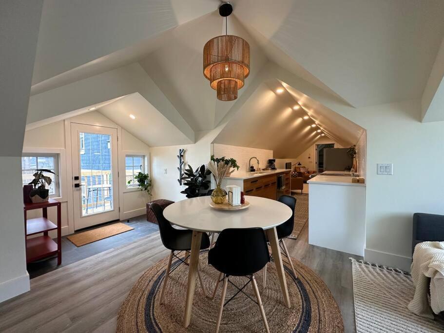 Heritage-Inspired Guesthouse - Luxe Bath & Elegant Ceilings Edmonton Eksteriør billede