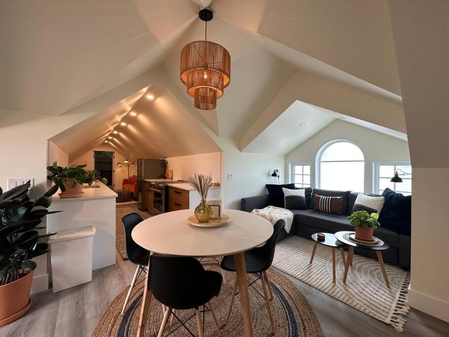 Heritage-Inspired Guesthouse - Luxe Bath & Elegant Ceilings Edmonton Eksteriør billede