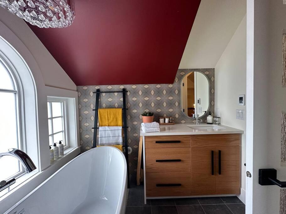 Heritage-Inspired Guesthouse - Luxe Bath & Elegant Ceilings Edmonton Eksteriør billede