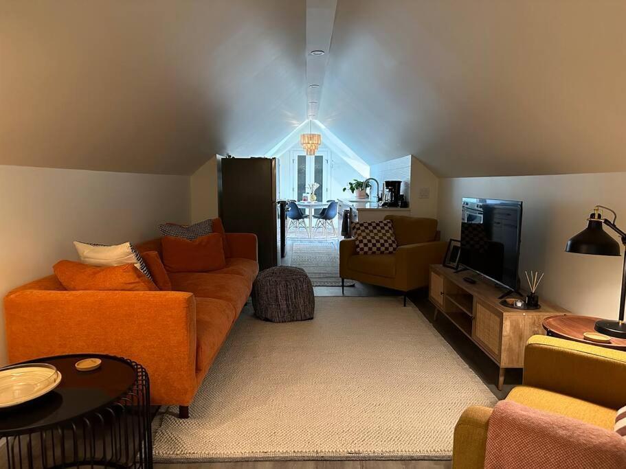 Heritage-Inspired Guesthouse - Luxe Bath & Elegant Ceilings Edmonton Eksteriør billede
