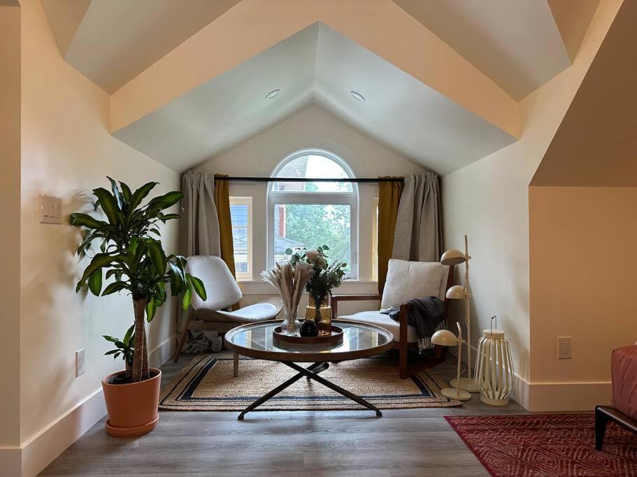 Heritage-Inspired Guesthouse - Luxe Bath & Elegant Ceilings Edmonton Eksteriør billede